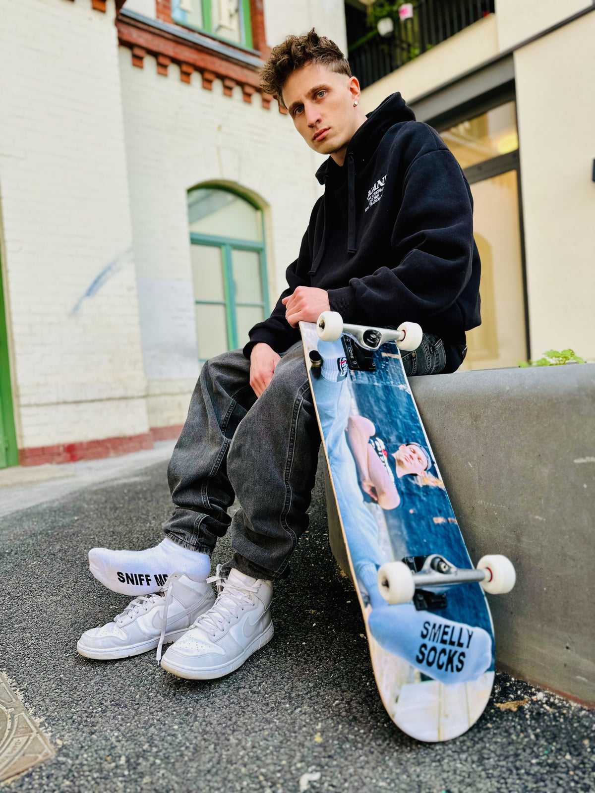 Gros plan de chaussettes fétichistes blanches avec inscription SNFF ME – chaussettes Sk8erboy® pour une déclaration fétichiste provocante au look skateur urbain.