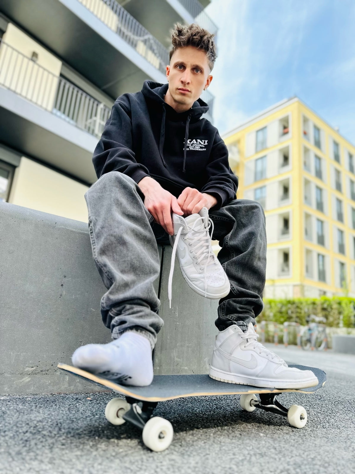 Gros plan sur des chaussettes fetish blanches avec imprimé SNFF ME – chaussettes Sk8erboy® comme statement fetish provocant au look skater urbain.