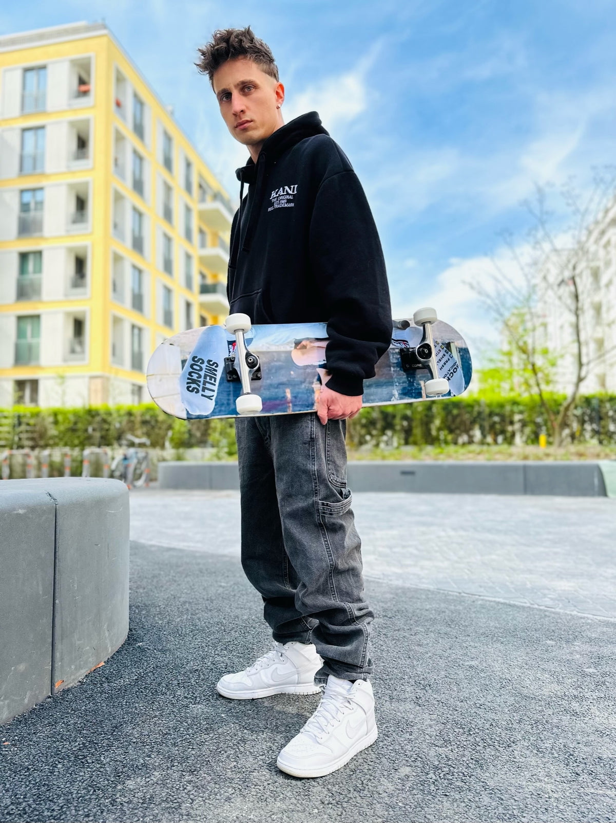 Jeune skateur gay en streetwear Sk8erboy® montrant la chaussette SNFF ME – mélange décontracté de style skate et de mode fetish gay.