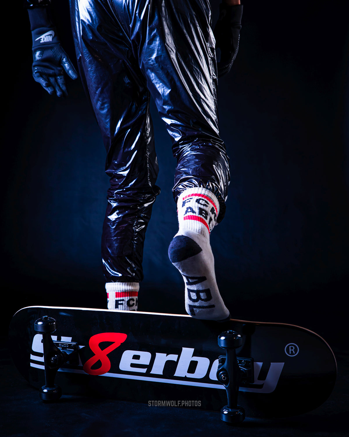 Skateboard Sk8erboy en érable des USA, en édition limitée, fabriqué par un pro, pour déco murale ou avec roues, grip et trucks montés, utilisable en half-pipe. Logo Sk8erboy dessous, avec axes, roues et puppy en PVC en arrière-plan