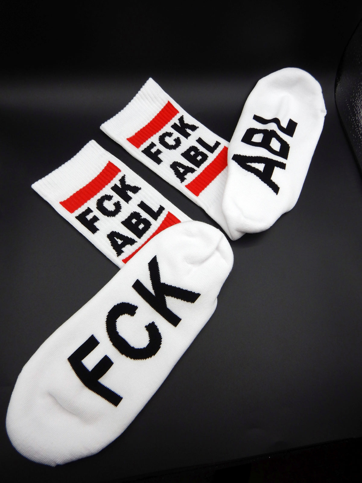 sk8erboy fck abl fetisch gay socken fuer passive kerle in detailansicht mit großem roten balken und schriftzug auf der unterseite