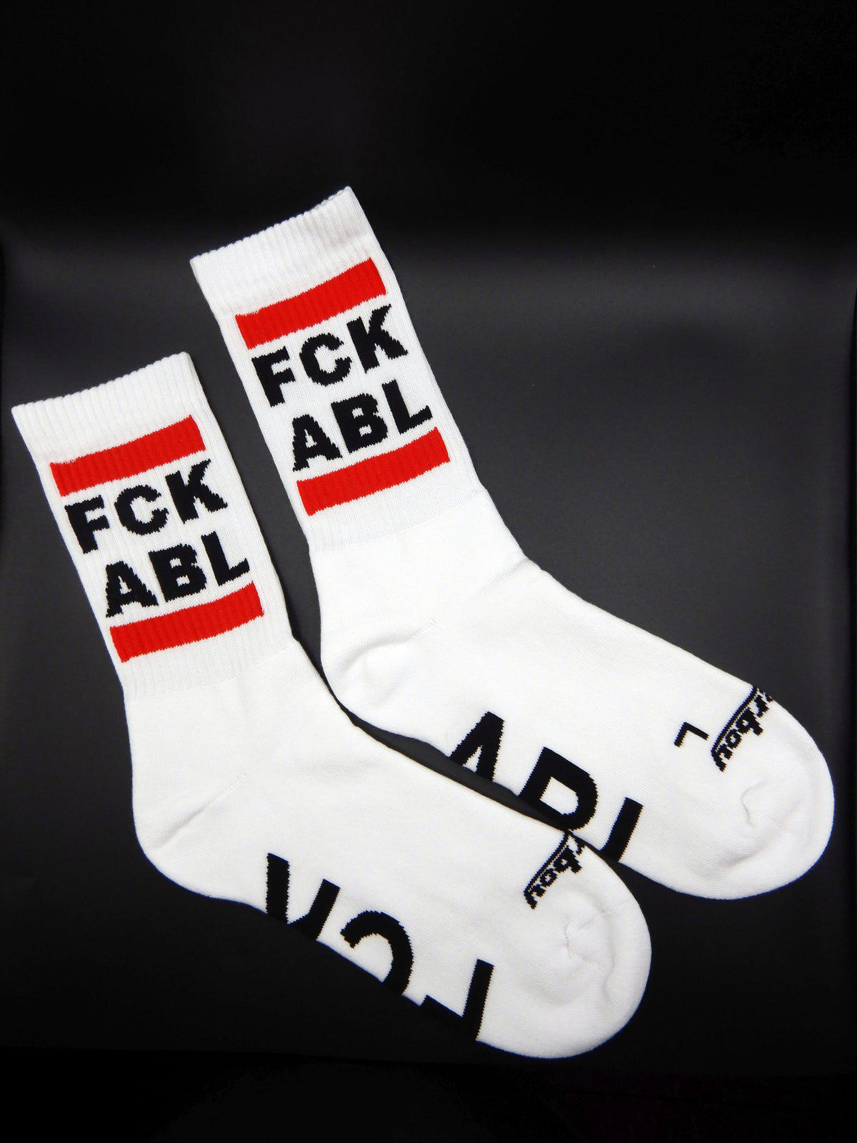 sk8erboy fck abl fetisch gay socken fuer passive kerle in detailansicht mit großem roten balken und schriftzug auf der unterseite