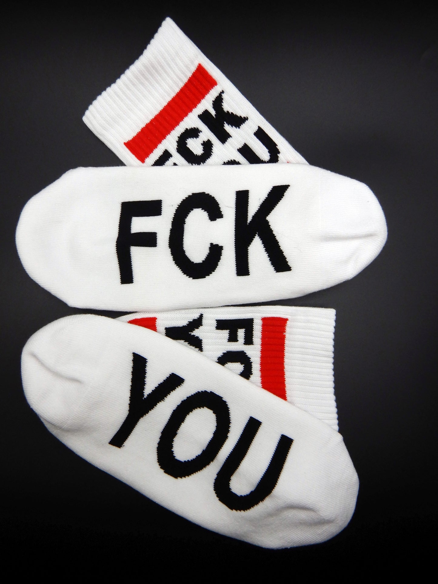 detailaufnahme von sk8erboy fck you socken mit großem roten balken am bund und schriftzug auf der unterseite