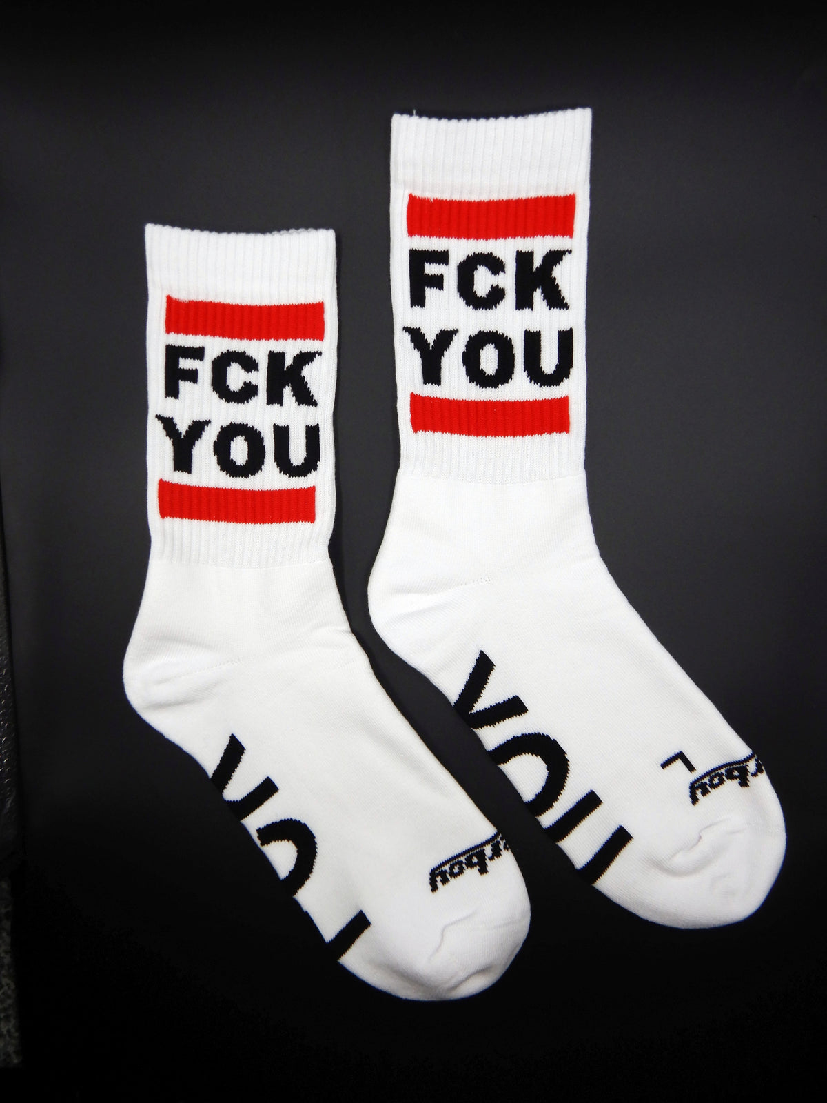detailaufnahme von sk8erboy fck you socken mit großem roten balken am bund und schriftzug auf der unterseite