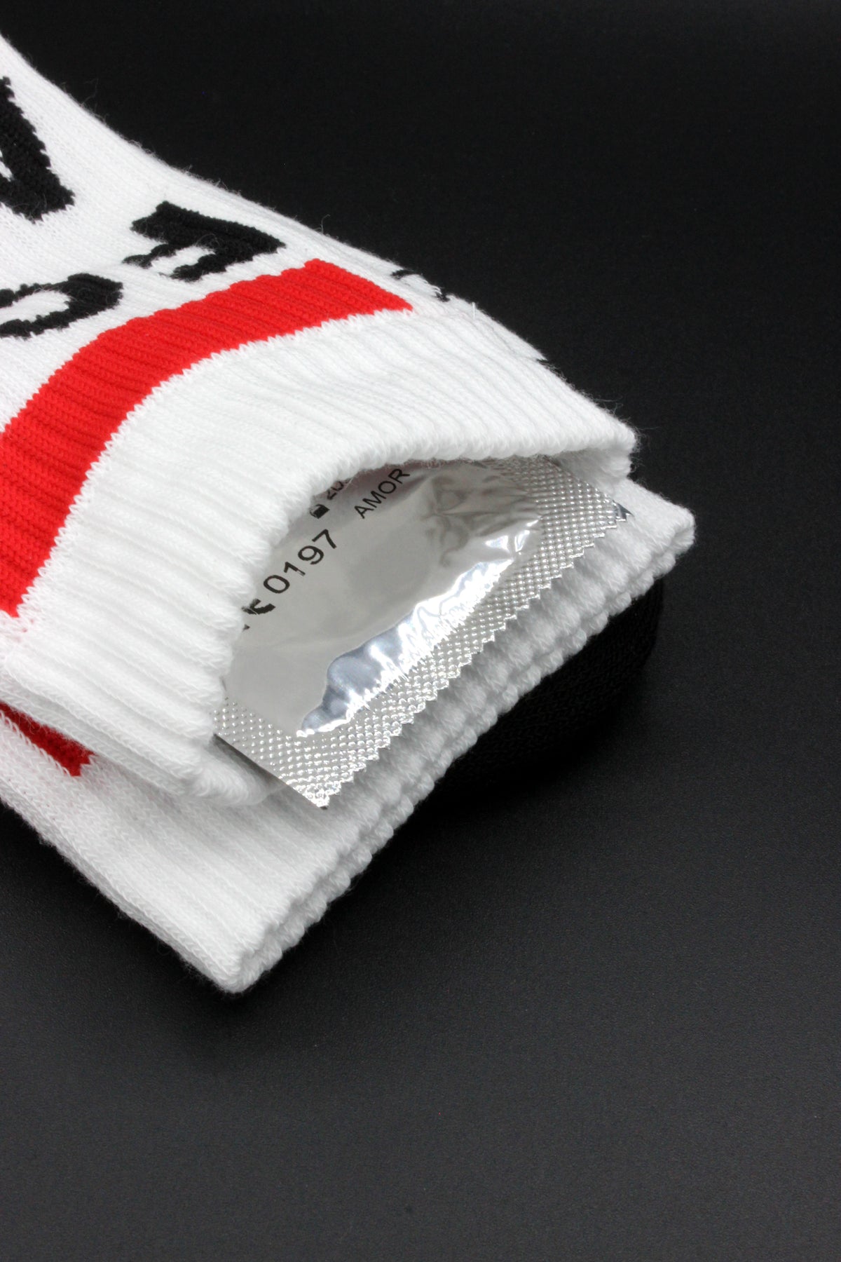 sk8erboy fck abl fetisch gay socken fuer passive kerle in detailansicht mit großem roten balken und schriftzug auf der unterseite und innentasche für wertsachen