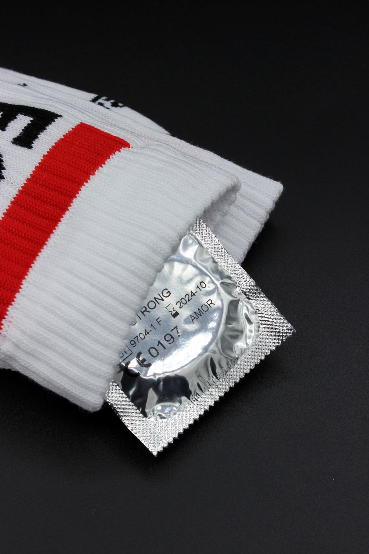 detailaufnahme von sk8erboy fck you socken mit großem roten balken am bund und schriftzug auf der unterseite mit innentasche für wertsachen