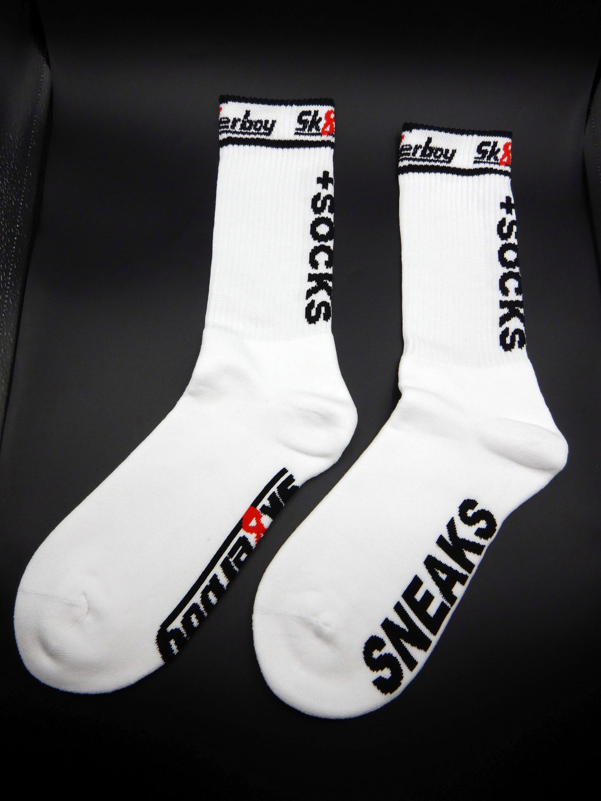 detailansicht der sk8erboy sneaks + socks socken fuer alle liebhaber von geilen sneakern und smelly socks mit großem schriftzug und logo auf der unterseite vorne und hinten