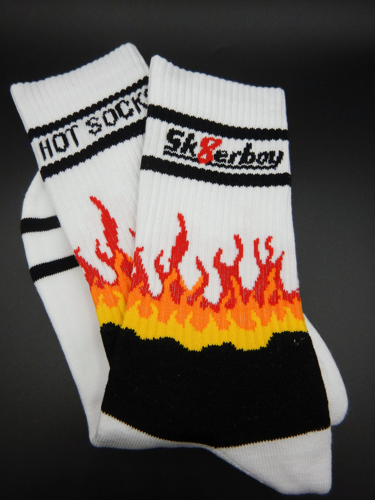 sk8erboy hot socks mit flammen bild auf der ferse in rot orange und gelb in detailansicht mit logo am bund und der unterseite