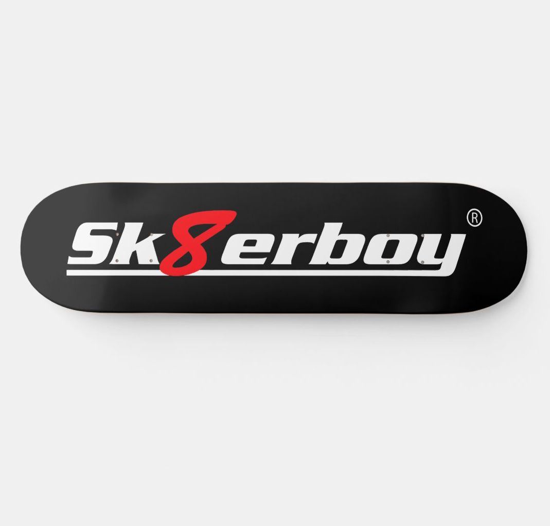 Skateboard Sk8erboy en édition limitée, fabriqué par un pro en bois d’érable des USA, désormais disponible en exclusivité chez Sk8erboy, pour la décoration murale ou avec roues, grip et trucks montés, utilisable aussi en halfpipe, avec logo Sk8erboy sous la planche