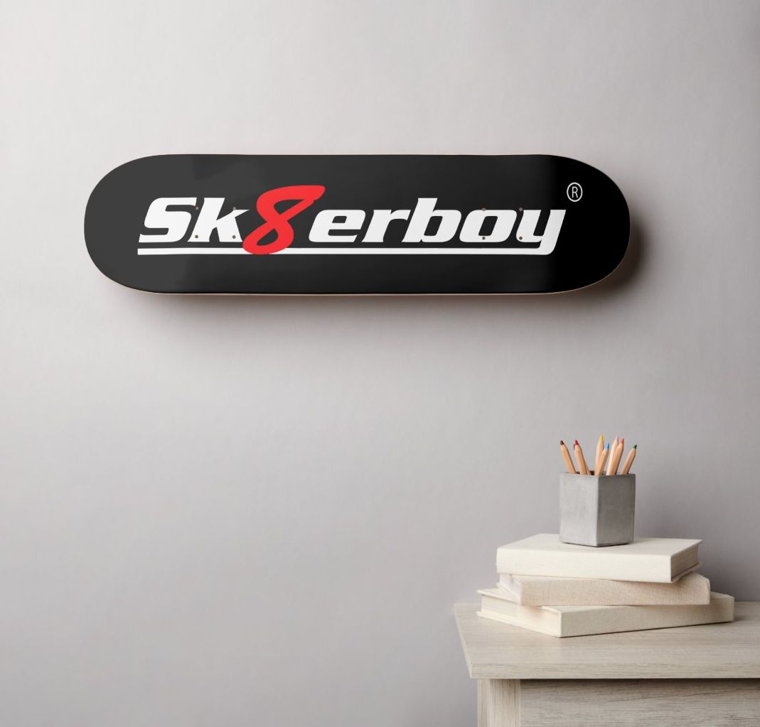 Skateboard Sk8erboy en érable américain, édition limitée, fabriqué par un pro, disponible exclusivement chez Sk8erboy. Pour déco murale ou, avec roues, grip et trucks montés, aussi en halfpipe. Logo Sk8erboy sous la planche.