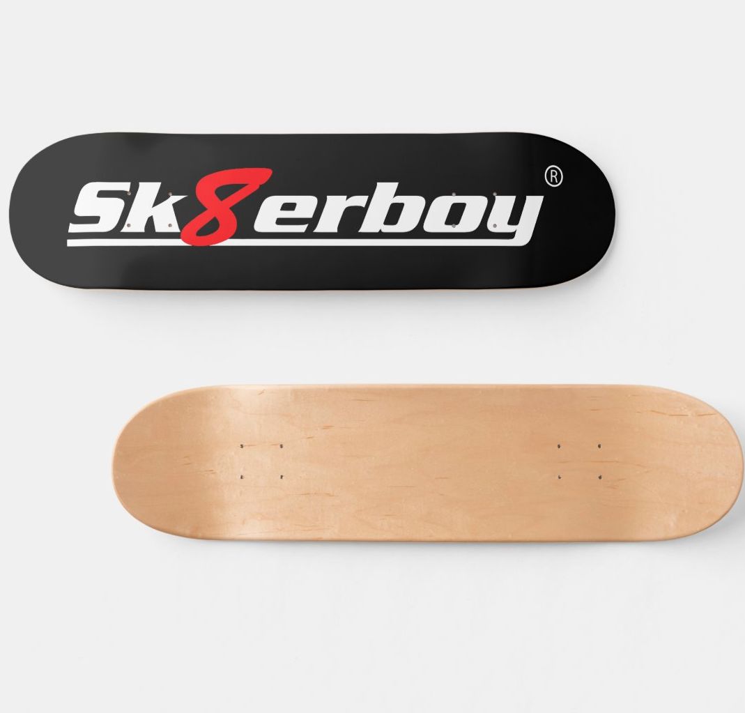 Skateboard Sk8erboy limité en bois d’érable des USA, fabriqué par des pros, désormais en exclusivité chez Sk8erboy. À utiliser en déco murale ou avec roues, grip et trucks montés, aussi dans la halfpipe. Logo Sk8erboy dessous, bois brut dessus