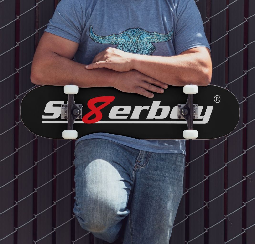 Skateboard Sk8erboy limité en bois d’érable américain, fabriqué par des pros. Exclusif chez Sk8erboy, pour déco murale ou avec roues, grip et trucks montés, utilisable aussi en half-pipe, avec logo Sk8erboy dessous.