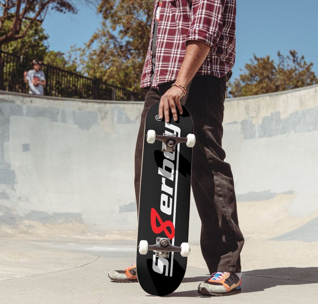 Skateboard Sk8erboy limité, en bois d’érable US, fabriqué par des pros. Exclusif chez Sk8erboy, pour déco murale ou avec roues, grip et trucks montés, utilisable aussi en half-pipe, logo Sk8erboy dessous.