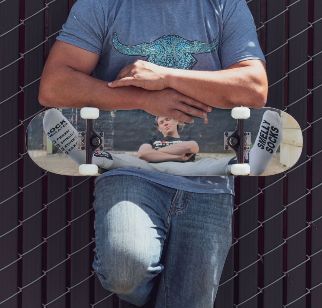 Skateboard Sk8erboy en érable américain, fabriqué par un pro, édition limitée. Disponible exclusivement chez Sk8erboy, pour déco murale ou avec roues, grip et trucks montés, utilisable aussi en halfpipe, avec le modèle Sk8erboy Smelly Socks dessous.
