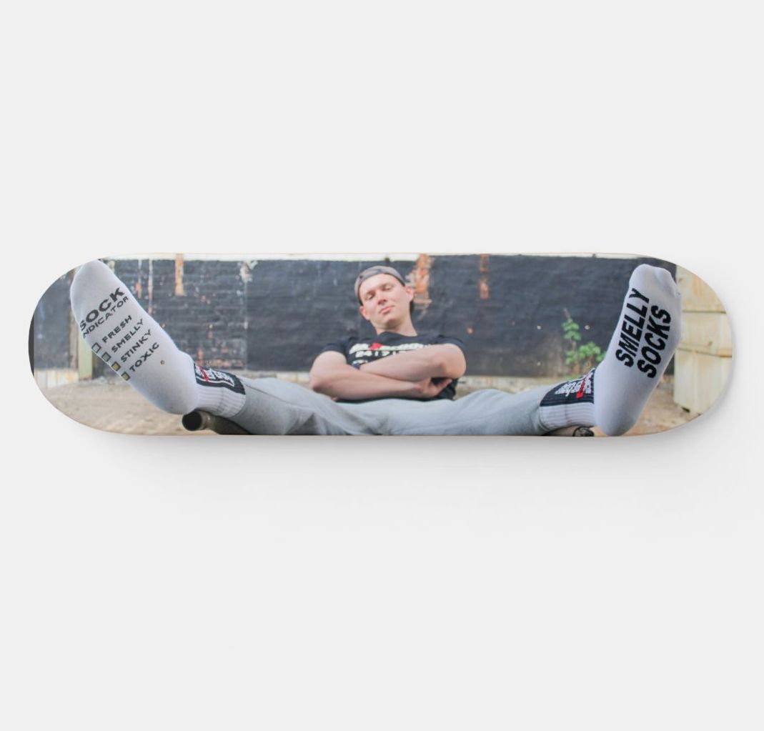 Skateboard Sk8erboy limité en bois d’érable américain, fabriqué par des pros, exclusif chez Sk8erboy, pour déco murale ou avec roues, grip et trucks montés, aussi utilisable en half-pipe, avec motif Smelly Socks dessous.