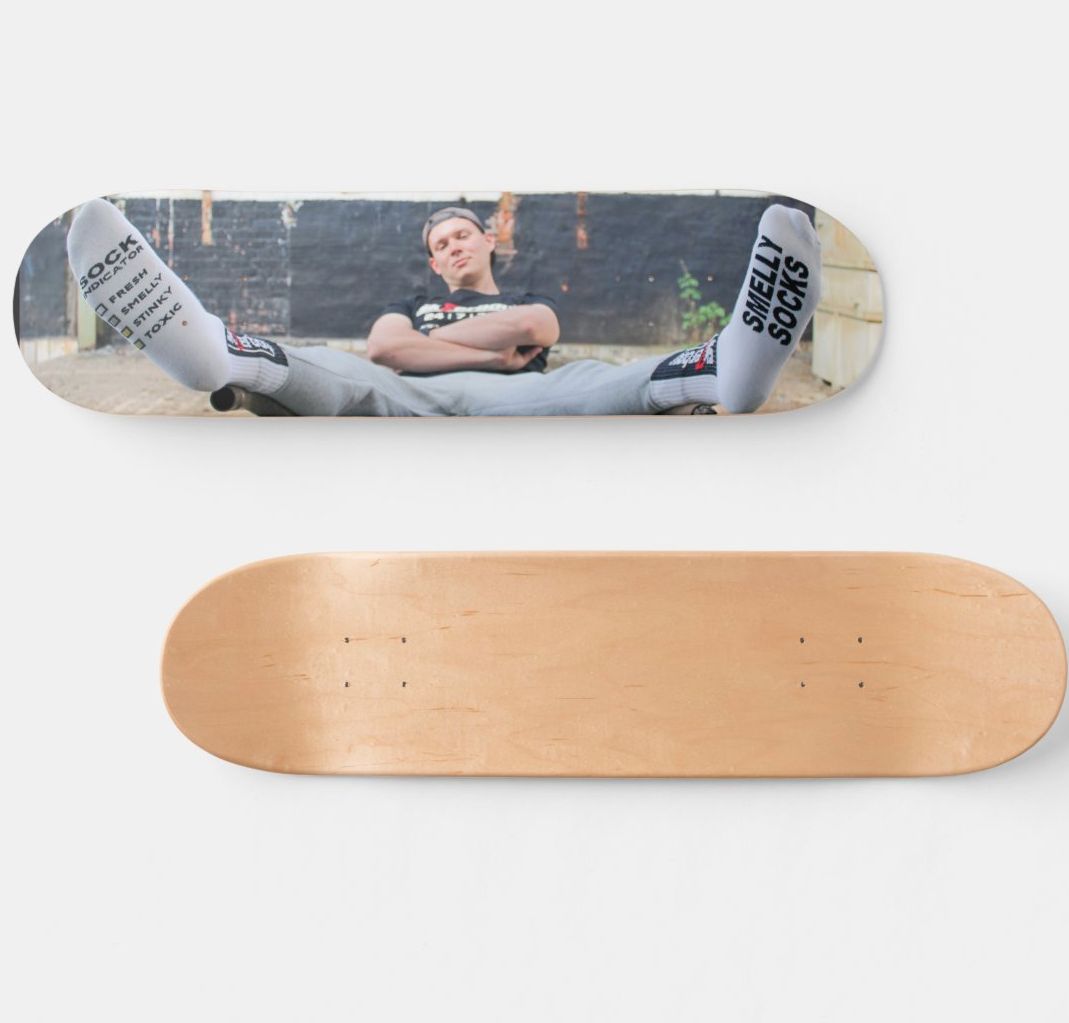 Skateboard Sk8erboy limité en bois d’érable des USA, fabriqué par un pro, disponible en exclusivité chez Sk8erboy. À accrocher au mur ou à équiper de roues, grip et trucks pour la halfpipe. Motif Sk8erboy Smelly Socks dessous, bois brut dessus.