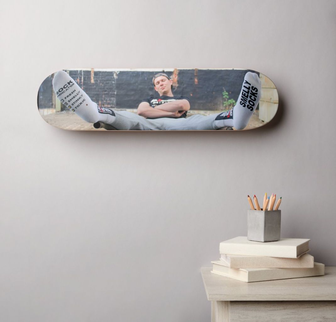 Skateboard Sk8erboy en édition limitée, en bois d’érable des USA, fabriqué par un pro. En exclusivité chez Sk8erboy, pour déco murale ou avec roues, grip et trucks montés, aussi utilisable en halfpipe. Modèle Smelly Socks dessous, au mur.