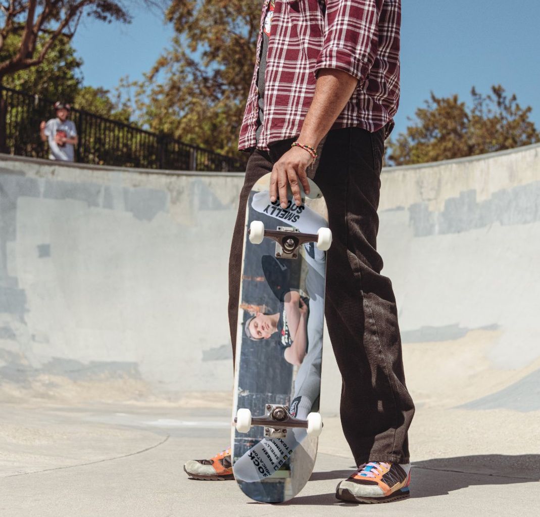 Skateboard Sk8erboy en érable des USA, fabriqué par un pro, désormais exclusif chez Sk8erboy. À exposer au mur ou à utiliser avec roues, grip et trucks montés, aussi en halfpipe. Modèle Sk8erboy Smelly Socks dessous.