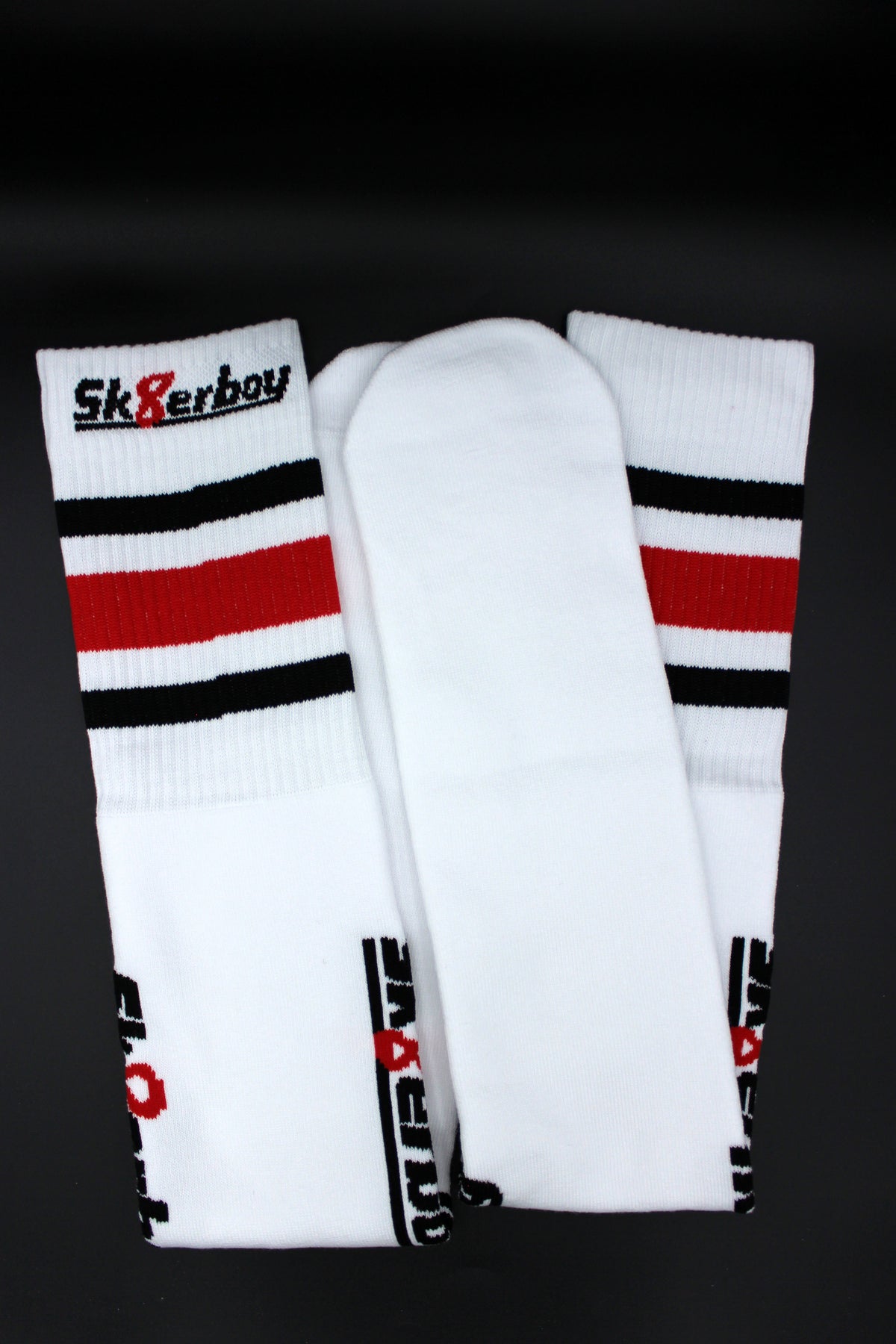 detail des chaussettes tube sk8erboy en taille unique, noir et blanc avec bande rouge à la bordure et grand logo