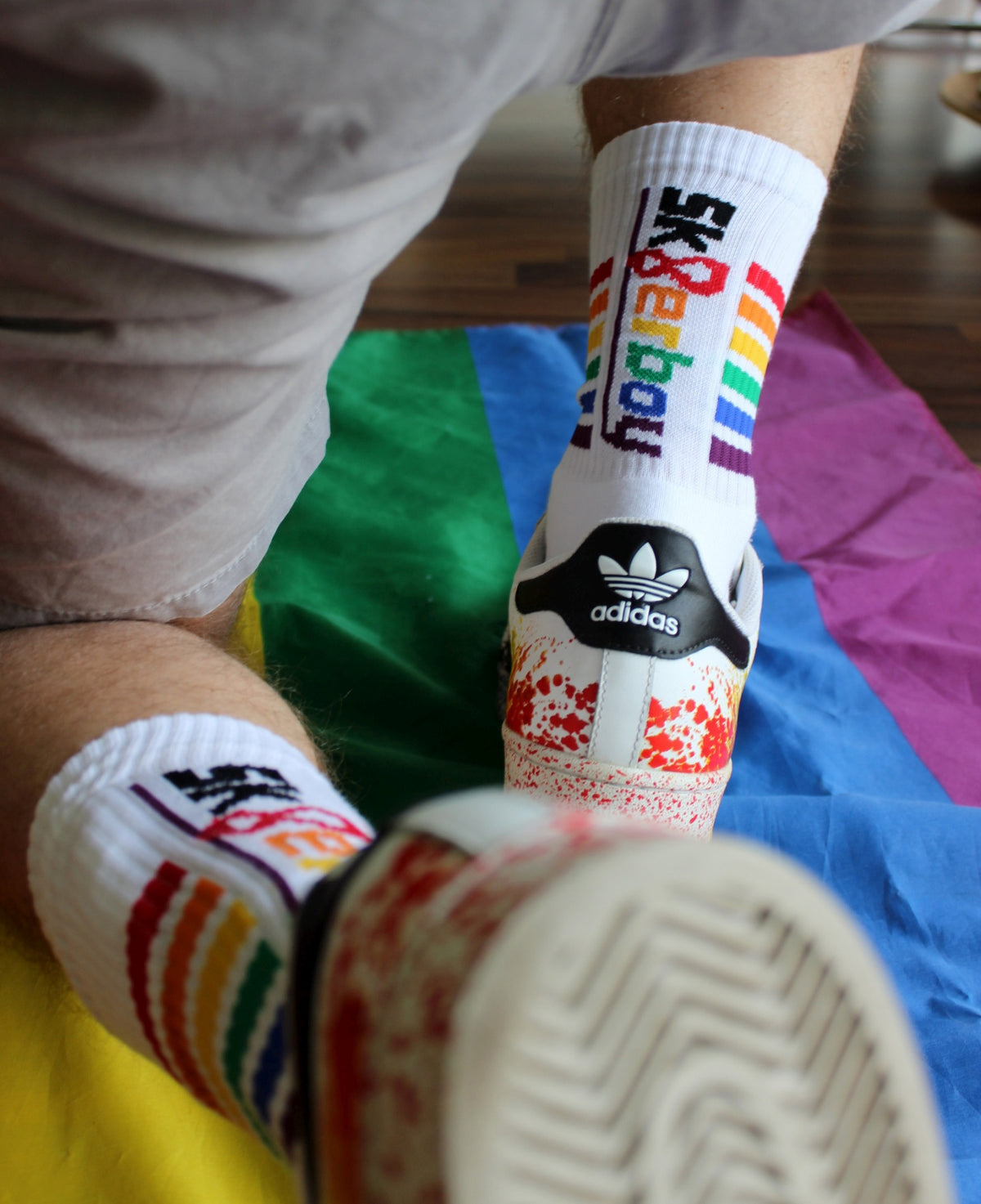 sk8erboy pride socken rainbow flag lgbtq+ socken in detailansicht