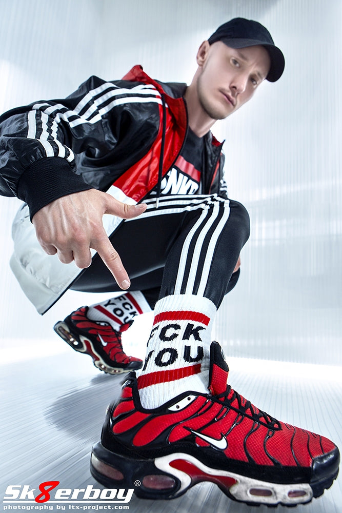 sportlicher gay mir schwarz weiss roter adidas trainingsjacke traegt fck you socken von sk8erboy und passende nike tn sneaker