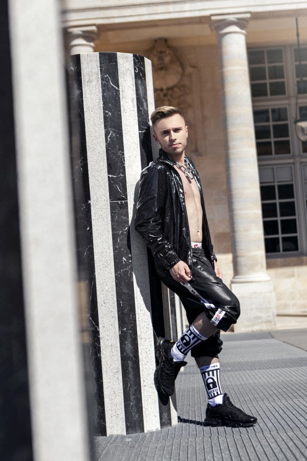 jeune gay portant des chaussettes verrouillées Sk8erboy avec cadenas à la taille et 365 24 7 à la taille pour fans de chastity, de chasteté ou de bondage avec fétiche costume brillant