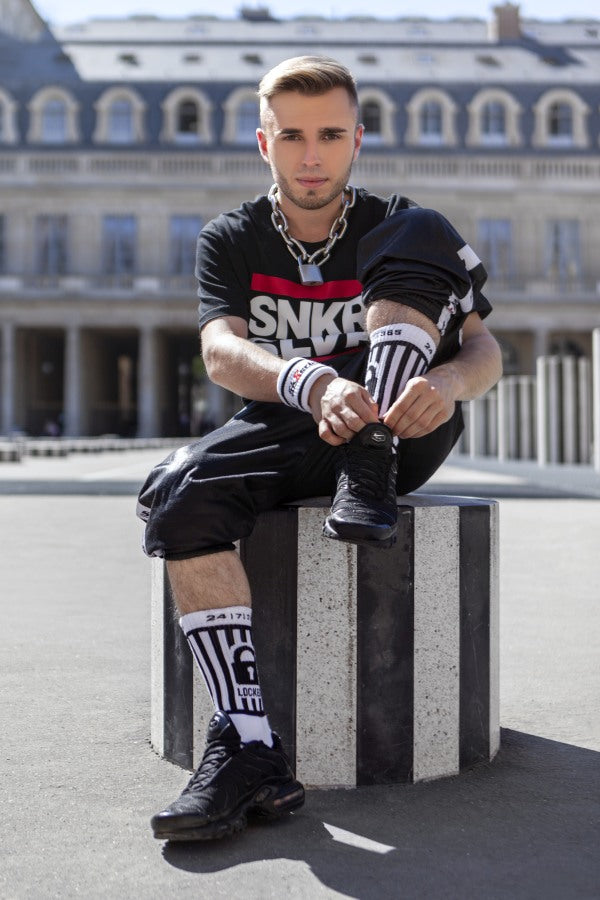 jeune gay portant des Locked Socks de sk8erboy avec cadenas à la bordure et 365 24/7 à la taille pour les fans de chastity et de chasteté ou de bondage avec collier et cadenas