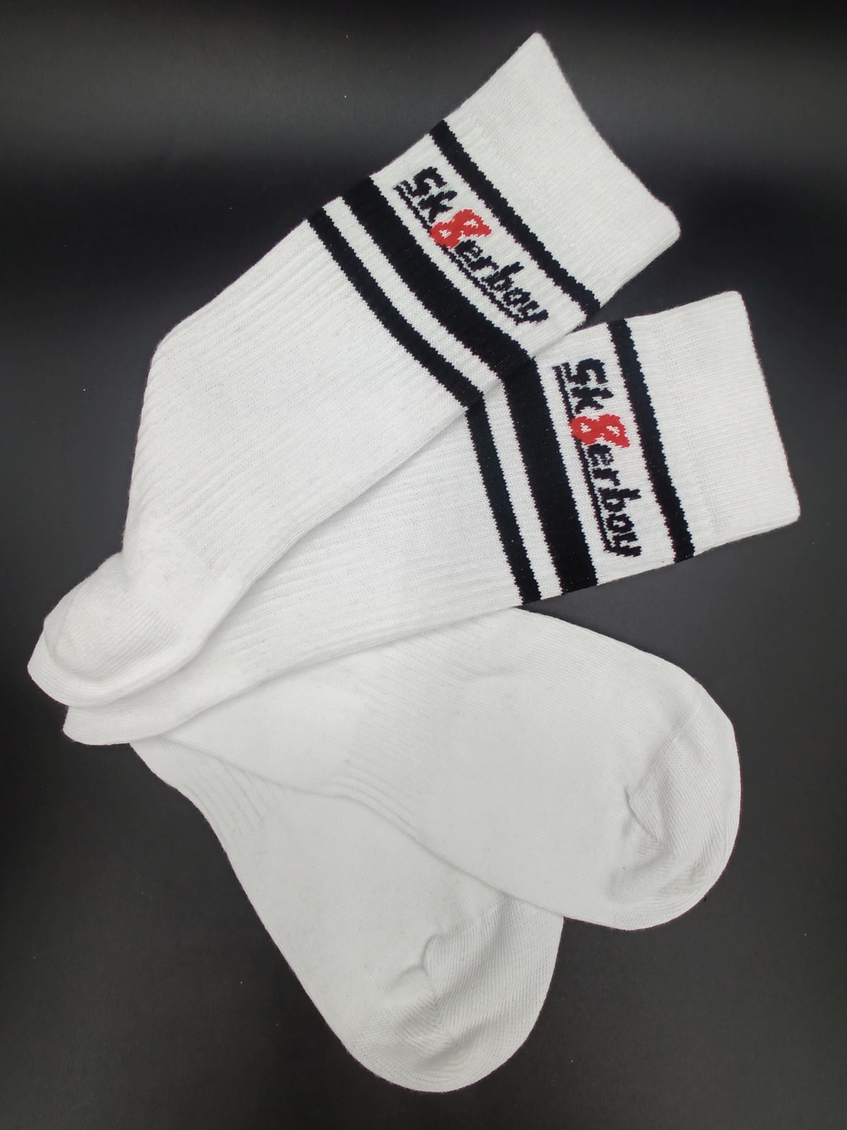 chaussettes sk8erboy victory extra fines, de qualité reconnue, particulièrement légères et idéales pour l’été, en blanc, vue rapprochée de côté des deux chaussettes