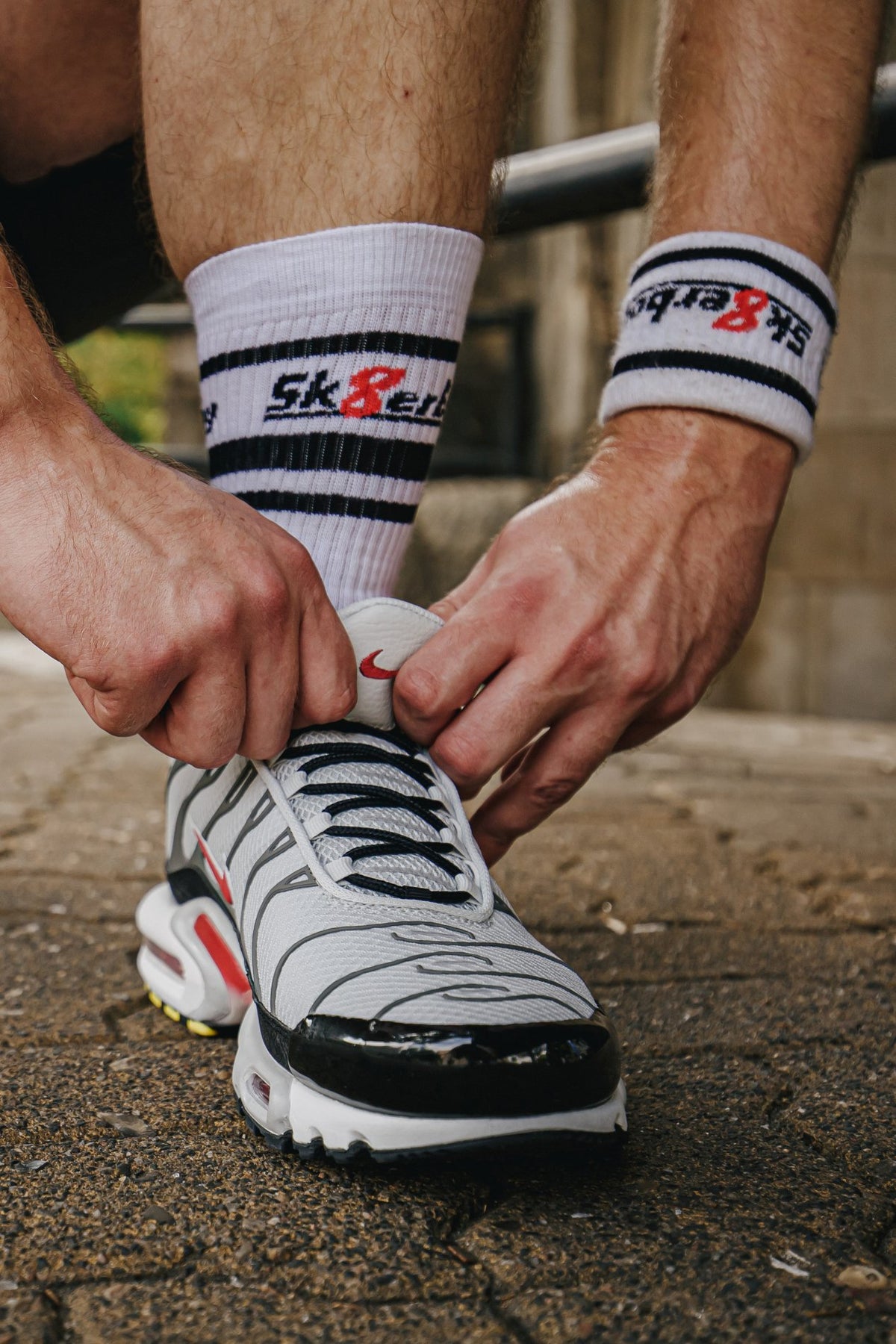 Chaussettes sk8erboy victory extra fines, de qualité reconnue, particulièrement légères et idéales pour l’été, blanches, en gros plan avec sneaker Nike TN à gauche
