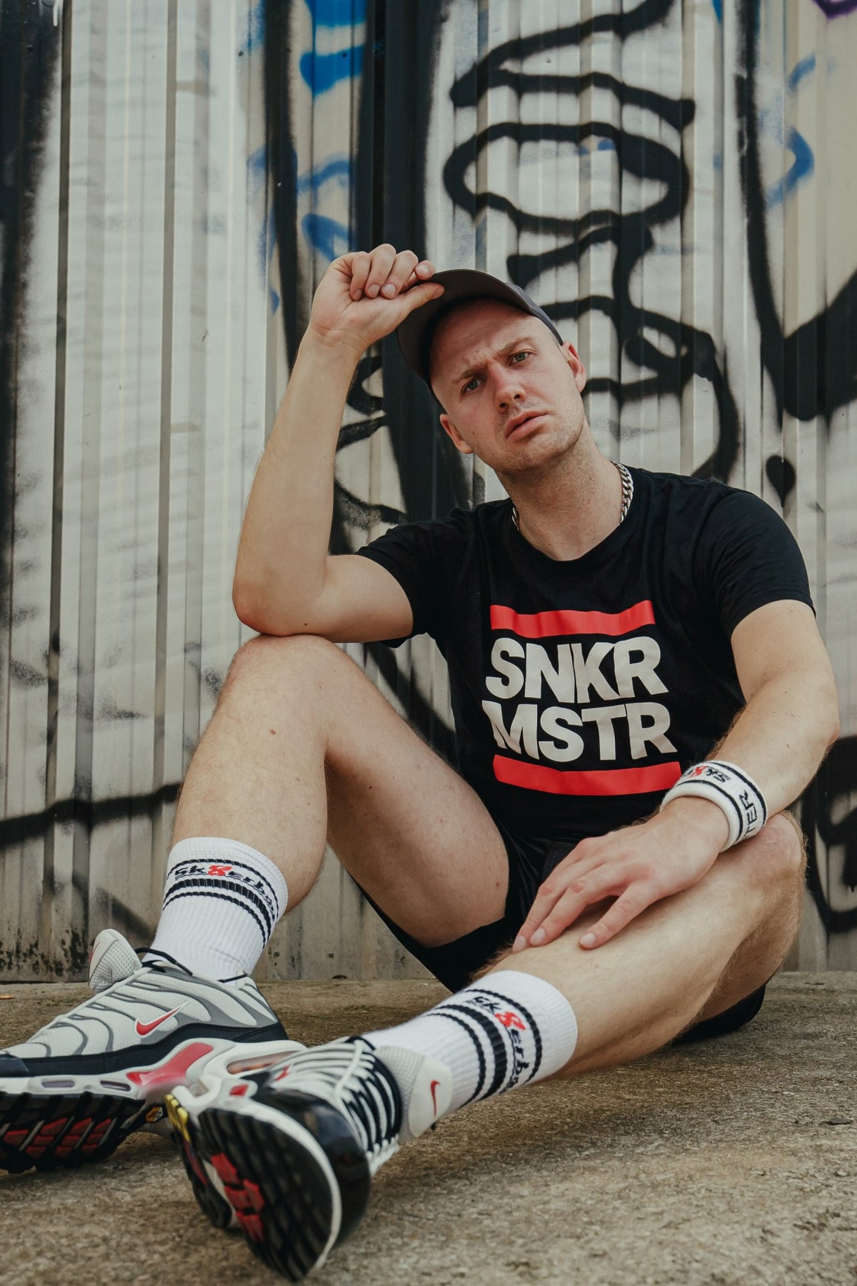 sk8erboy chaussettes Victory, très fines, de qualité reconnue, mais particulièrement légères et idéales pour l’été, en blanc, portées par un jeune gay avec casquette et baskets Nike TN, en T-shirt fétiche sk8erboy snkr head