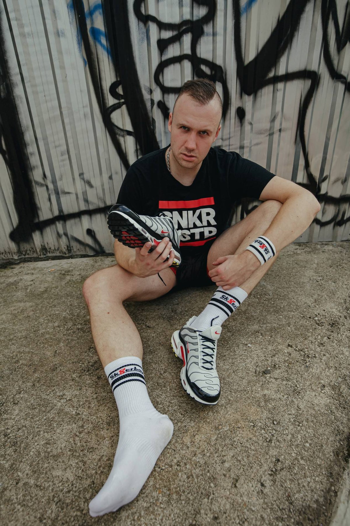 chaussettes sk8erboy victory extra fines, de qualité reconnue, très légères et idéales pour l’été, en blanc, associées à des sneakers Nike TN