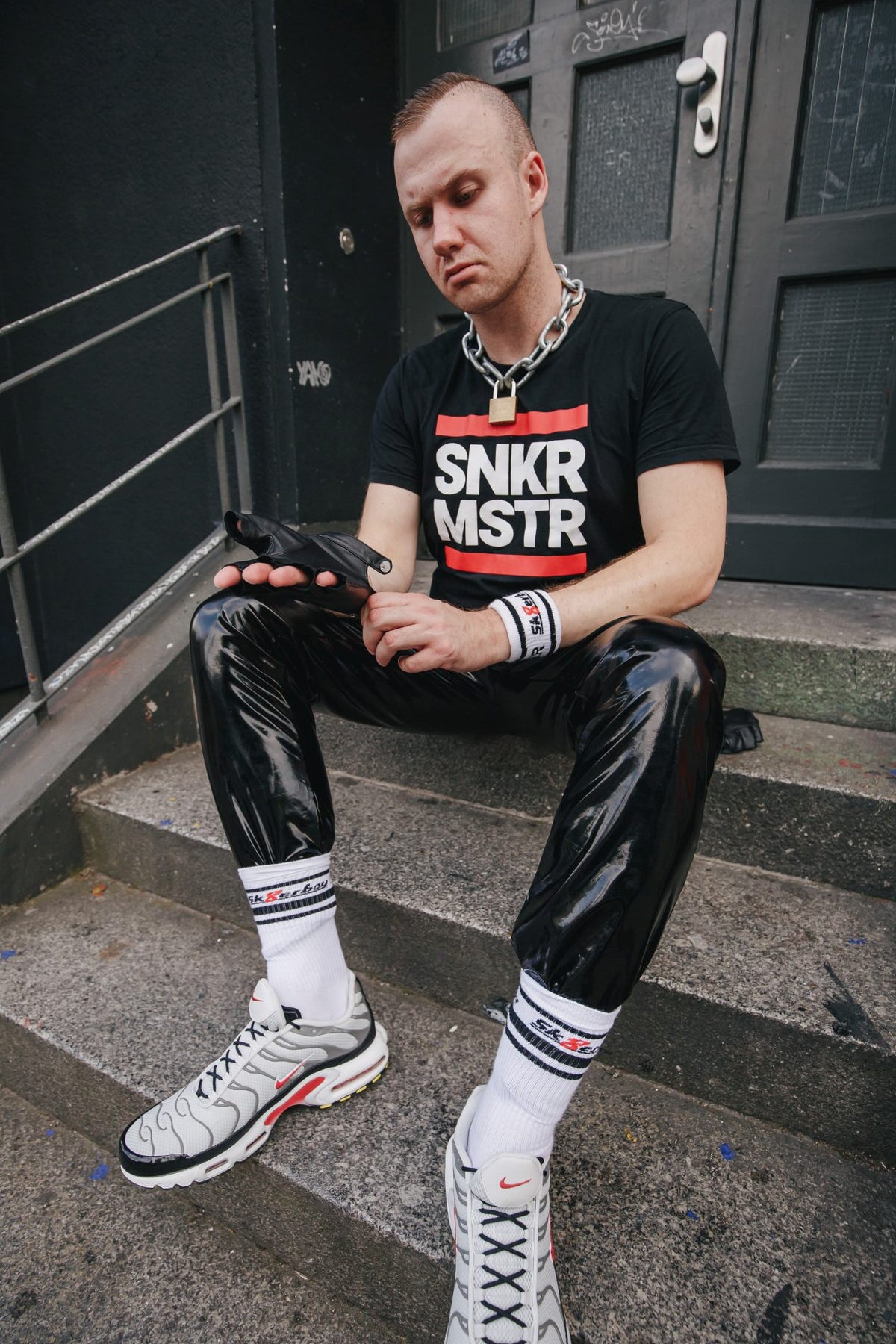 sk8erboy victory chaussettes extra fines, de qualité reconnue, mais particulièrement légères et idéales pour l’été, en blanc, associées à un pantalon PVC noir et à des sneakers Nike TN blanches