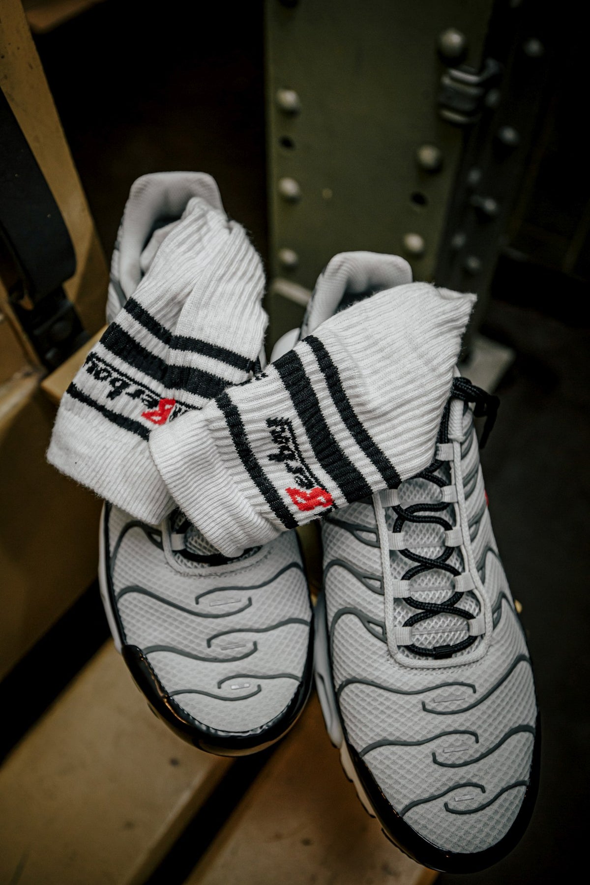 sk8erboy victory chaussettes extra fines, de qualité reconnue, très légères et idéales pour l’été, blanches, portées dans des Nike TN blanches, prêtes à être reniflées