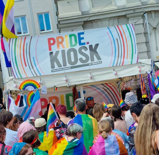 pride kiosk sk8erboy benswild socken regenbogen community gay lesbian lgbtq integration demo parade