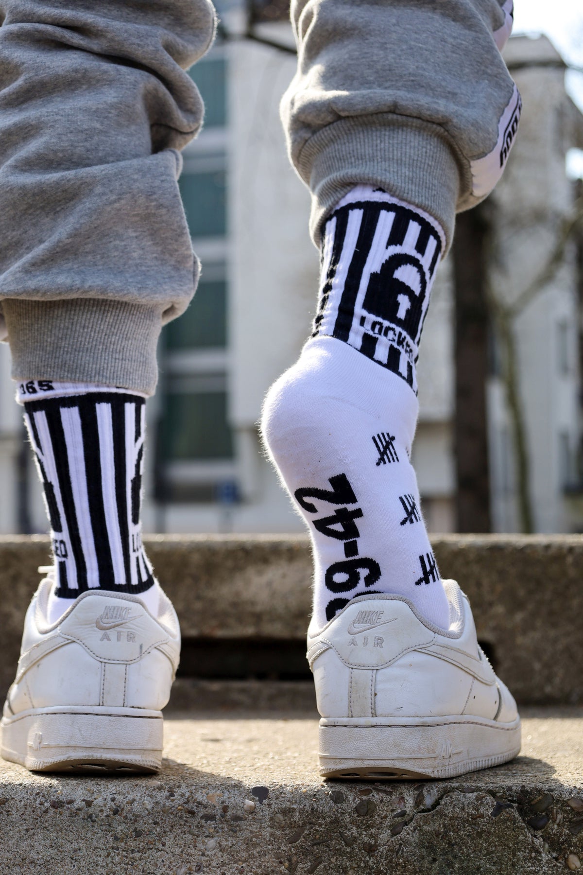 junger gay traegt locked socks von sk8erboy mit schloss am bund und 365 24 7 am bund fuer fans von chastity und keuschheit oder bondage und nike air