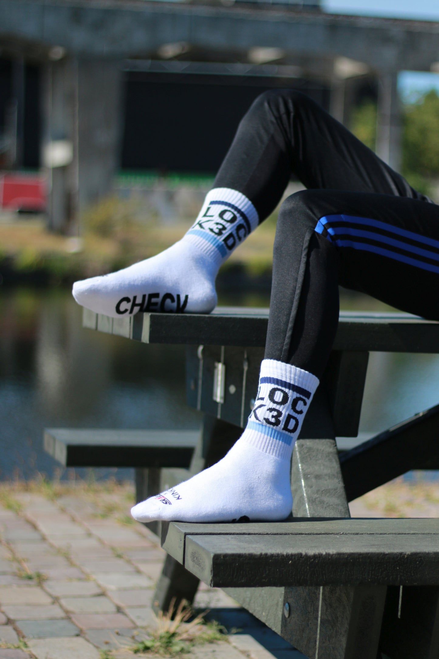Detail der weißen LOCK3D Socks mit schwarzen und hellblauen Designelementen