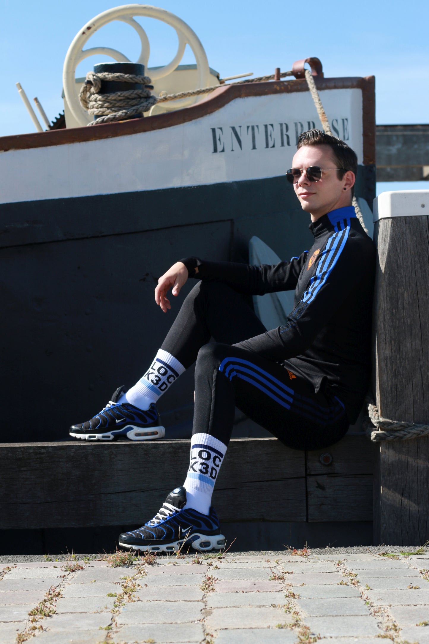KINK3D® X Sk8erboy® LOCK3D Socks kombiniert mit Sneakern