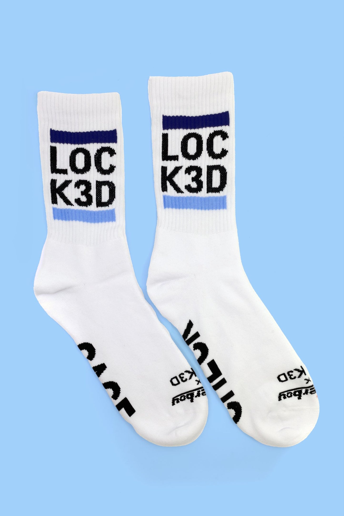 Detail der weißen LOCK3D Socks mit schwarzen und hellblauen Designelementen