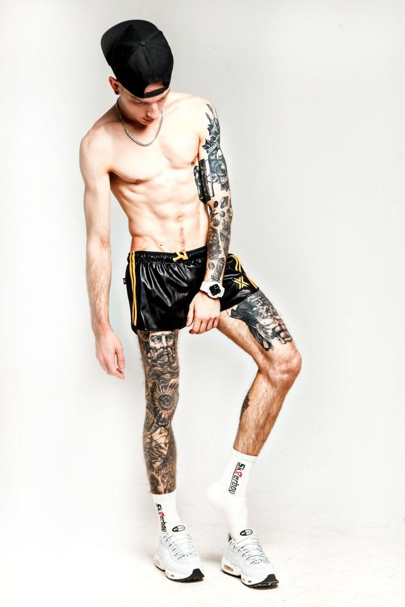 sportlicher gay mit schwarzer boxer short passend zu den tattoos auf der haut und den sk8erboy Crew Socks weiss fetisch socken in white nike sneakers