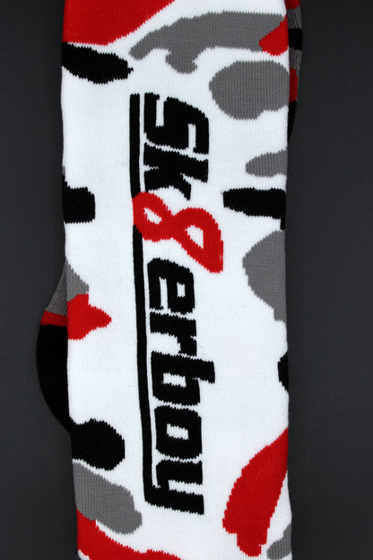 sk8erboy mx biker socks für boots und stiefelträger mit rot weiss schwarzem camouflage muster und großem logo an der seite verhindern flecken durch die schwarze ferse in detailansicht