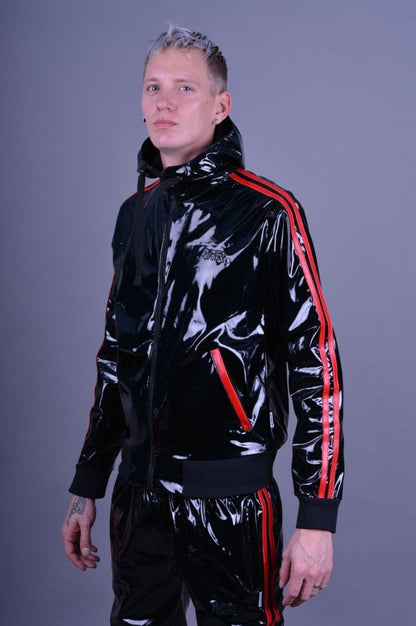 junger gay trägt einen glänzenden fetisch pvc trainingsanzug von mr riegillio in schwarz mit roten streifen