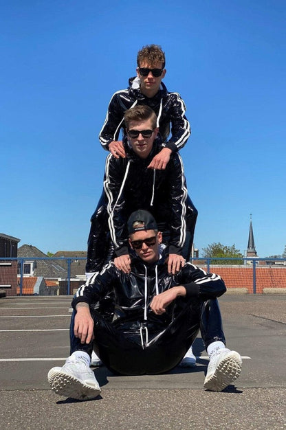 drei junge gays tragen glänzenden fetisch pvc trainingsanzug von mr riegillio in schwarz mit weissen streifen und sk8erboy sniff me socks und nike sneaker