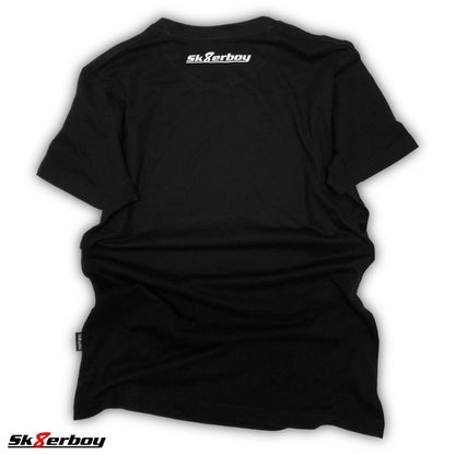 rückseite eines schwarzen t-shirts von sk8erboy mit weissem logo