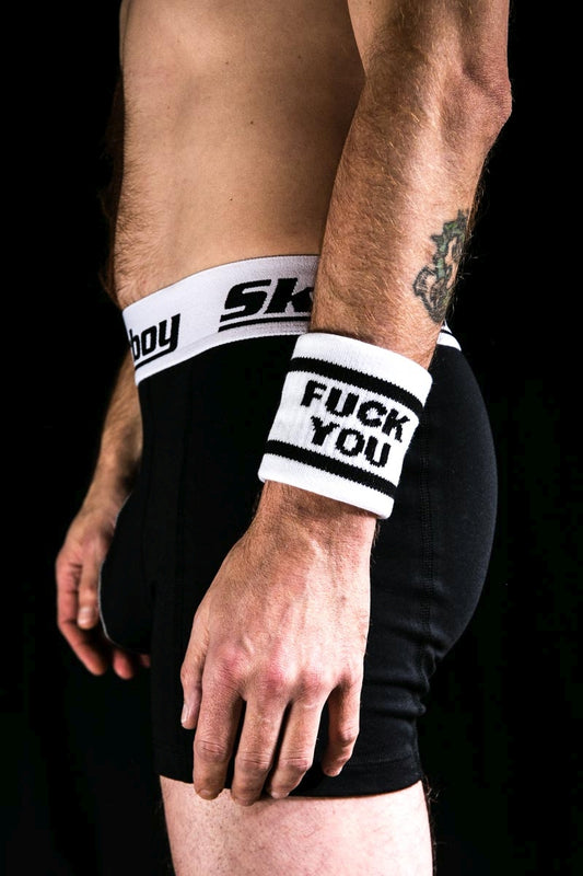 gay im dunkeln mit schwarzer sk8erboy boxershort und schweissband am linken arm mit aufschrift FUCK YOU von sk8erboy socken shop