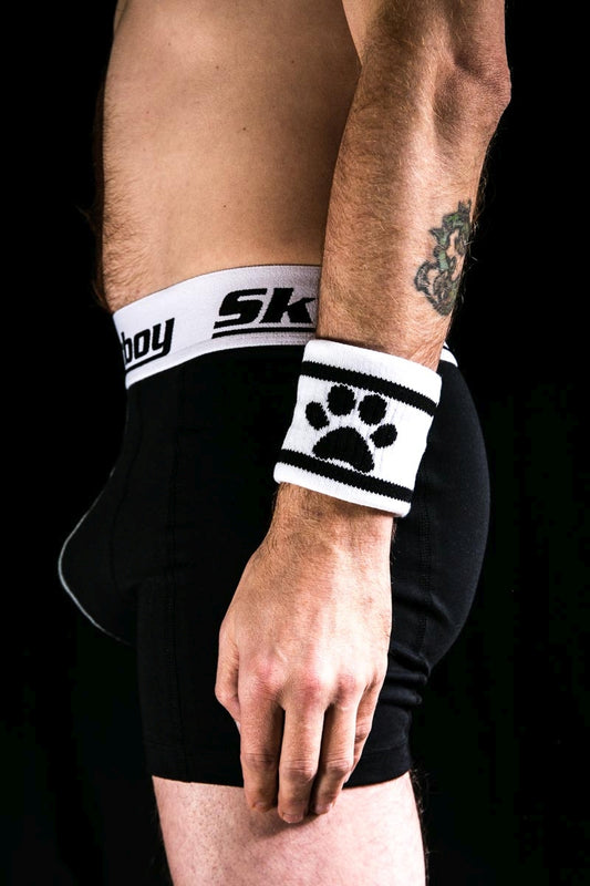 gay im dunkeln mit schwarzer sk8erboy boxershort und schweissband am linken arm mit einer hundepfote von sk8erboy socken shop