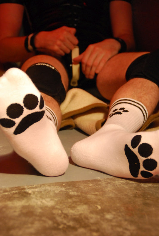 sportlicher gay traegt puppy socks von sk8erboy mit pfoten auf der sohle