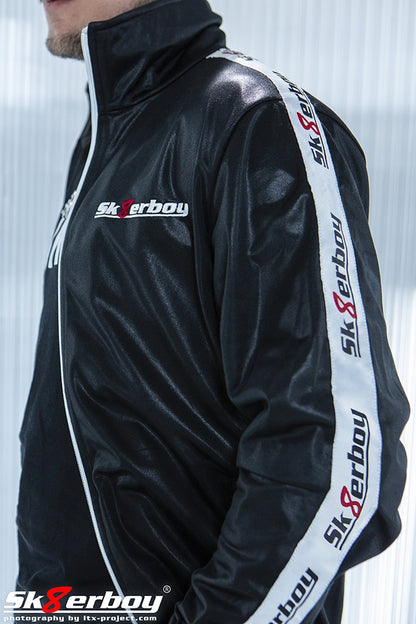 junge in nahaufnahme mit sk8erboy shiny jacket trainingsanzug von der seite mit grossem banner an der seite und logo auf der linken brust