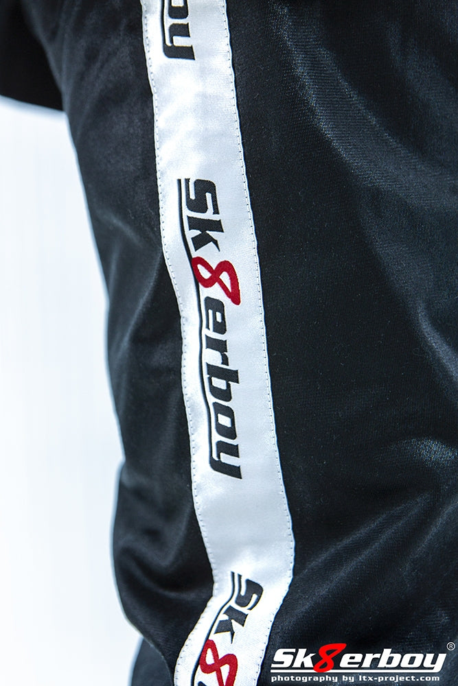 nahaufnahme der seite mit weissem banner und logo von sk8erboy auf der shiny pants glanzhose fuer zu hause als home-tracksuits