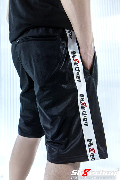 shiny glanzhose short von hinten mit gesaess tasche und zipper seitlich die logo leiste mit sk8eroy schriftzug
