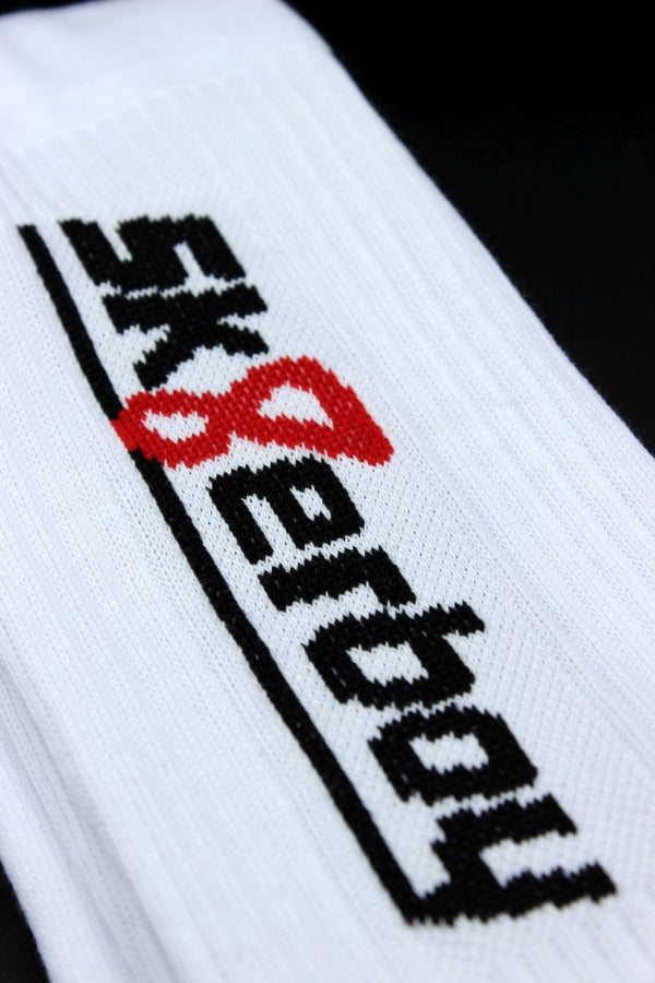 sk8erboy crew socken socks in weiss mit schwarzem schriftzug und roter acht 8 nahaufnahme des logos in höchster qualität